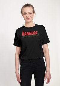 Czarna bawełniana koszulka z krótkim rękawem z napisem "Rangers" w pogrubionych czerwonych literach z efektem cienia na czarnym tle.