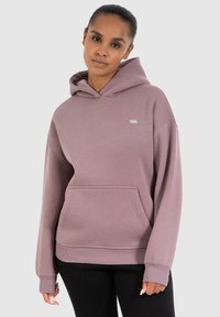 Hoodie in Mauve, aus weichem Material. Verfügt über eine frontale Kängurutasche, gerippte Bündchen und Saum sowie ein kleines Logo-Detail.