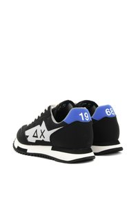 Sneaker nere con un design grigio e bianco, con dettagli blu e i numeri "19" e "68" sul tallone. Tessuto testurizzato e suola in gomma.