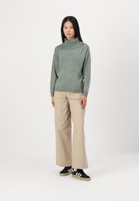 ONLY ONLJAYDEN BUTTON SPLIT NECK  - Pullover - balsam green