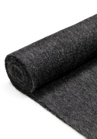 Gerollter grauer Filzstoff mit einer strukturierten Oberfläche, der weiche, faserige Stränge aufweist. Das Material wirkt dicht und strapazierfähig.