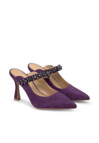 Tacchi slingback viola in suede con punta affusolata, decorati con una fascia gioiello e un tacco a blocco di altezza media. Fodera interna liscia.
