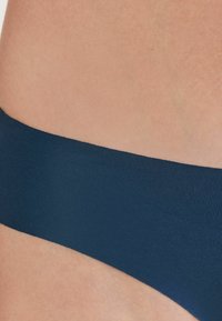 Navyblå sömlösa underkläder med en mjuk och slät textur. Designen har en bred elastisk midjeband som kramar om huden bekvämt.