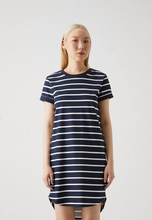 Robe à manches courtes rayée bleu marine et blanche, encolure ras du cou, en tissu respirant, avec des fentes sur les côtés de l'ourlet pour faciliter les mouvements.