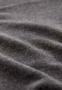 Tissu texturé gris foncé avec un motif de tricotage fin et régulier, légèrement froissé avec une finition douce, lisse et un léger éclat.