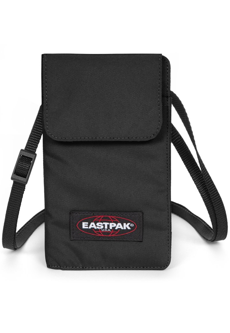 Borsa a tracolla nera Eastpak realizzata in tessuto resistente, con chiusura a pattina, tracolla regolabile e un logo ben visibile.