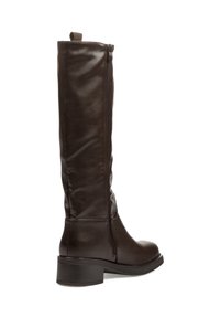 Bota alta hasta la rodilla de cuero marrón con cremallera lateral, punta redonda y tacón bajo apilado; textura suave con ligero brillo.