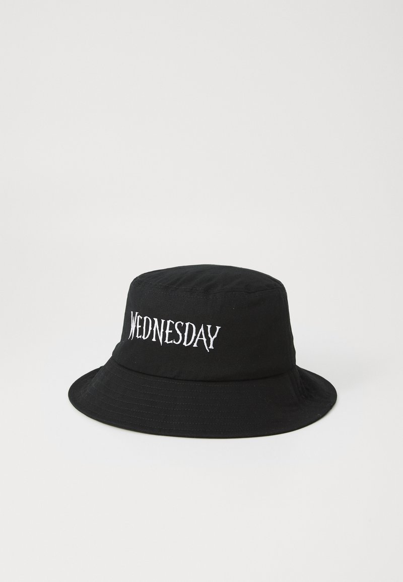 Chapeau noir en tissu avec un texte brodé blanc indiquant "WEDNESDAY" sur le devant. Couronne arrondie et large bord.