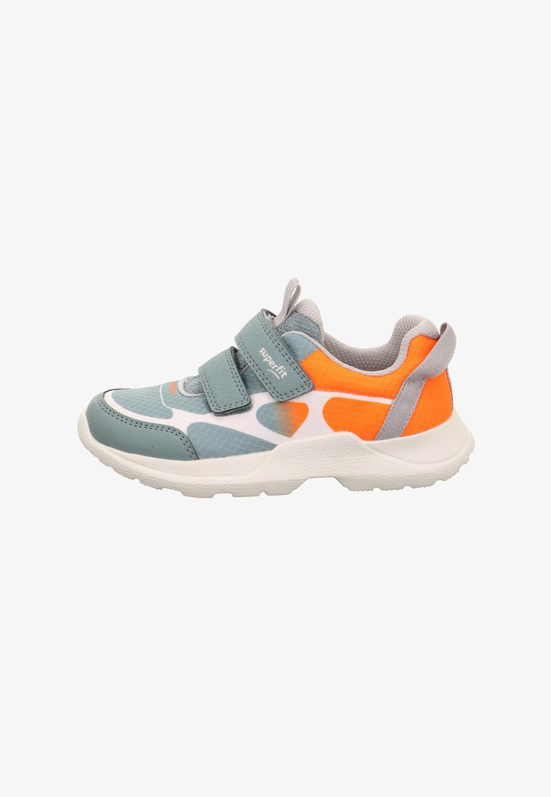 Chaussure de sport pour enfant en gris, blanc et orange avec deux sangles Velcro et une semelle blanche épaisse.