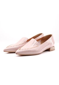 Ballerine in pelle rosa con punta affusolata, caratterizzate da dettagli intagliati lungo il bordo e un piccolo tacco in legno. Texture liscia e finitura lucida.