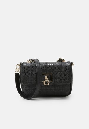 Zwarte Guess crossbodytas met een all-over logopatroon, een goudkleurige sluiting met een "G" en een verstelbare schouderriem.