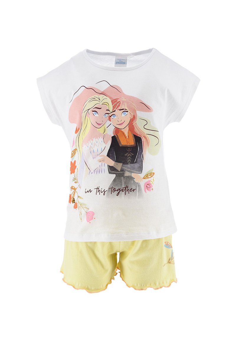 Camiseta blanca de manga corta con dos figuras de dibujos animados, acompañada de un par de pantalones cortos amarillos con un dobladillo ondulado y acentos florales. El texto dice "juntos en esto".