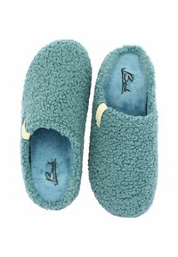 Gelaagde teal pantoffels met een zachte, harige buitenkant en contrasterende lichtbeige accenten. Open achterkant voor gemakkelijk aan- en uittrekken.