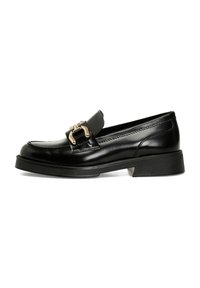 Mocassino in pelle nera con una fibbia decorativa dorata. Presenta una superficie liscia, punta arrotondata e un tacco basso a blocco con suola textured.