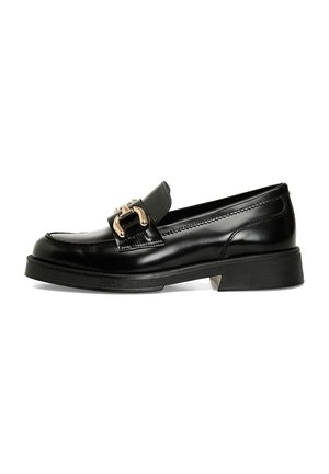 Mocassino in pelle nera con una fibbia decorativa dorata. Presenta una superficie liscia, punta arrotondata e un tacco basso a blocco con suola textured.