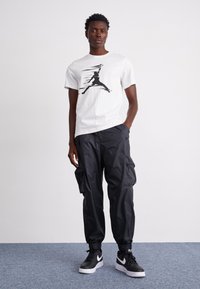 Jordan CREW - Μπλουζάκι με στάμπα - white/black