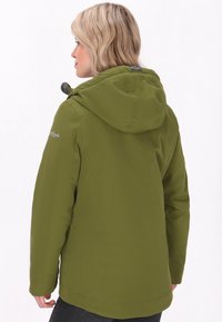 Olivgrön jacka med huva, med en slät textur, långa ärmar och sidofickor. Designen inkluderar en liten logotyp på axeln.