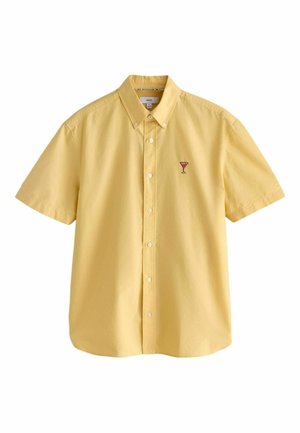 Chemise jaune à manches courtes avec boutons, avec un petit verre à cocktail rose brodé sur la poitrine gauche et un col boutonné.