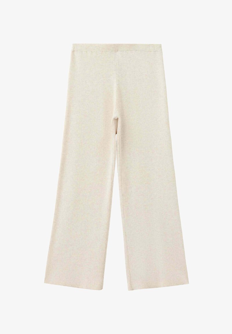 Pantalon en maille côtelée crème à jambes larges avec une taille élastique, posé à plat sur un fond blanc.