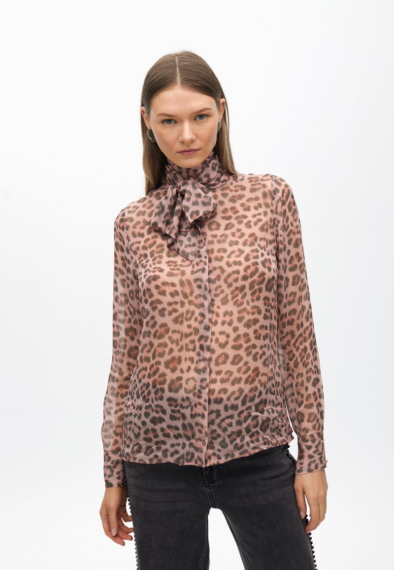 Blusa trasparente a stampa leopardata rosa con collo alto e dettaglio a fiocco, con maniche lunghe e orlo leggermente stondato.