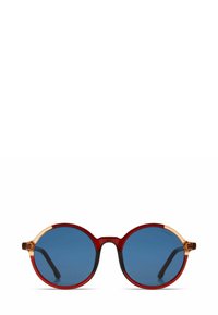 Lunettes de soleil rondes avec des montures translucides rouges, des verres bleus et des accents orange clair sur les branches. Texture lisse dans l'ensemble.