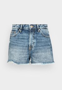 Shorts de denim en azul medio con un lavado desvaído. Dobladillo sin acabar, dos bolsillos frontales, cierre de botón de metal y lazos para el cinturón. Tela de algodón duradera.