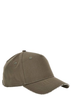 Cappellino da baseball verde oliva in cotone, con visiera curvata, design a sei pannelli e fori di ventilazione. Strap regolabile sul retro.
