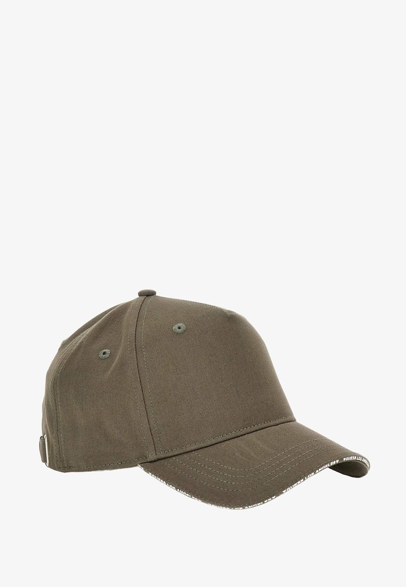 Cappellino da baseball verde oliva in cotone, con visiera curvata, design a sei pannelli e fori di ventilazione. Strap regolabile sul retro.