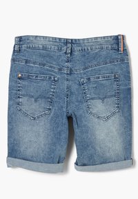 Shorts en denim bleu clair, avec un ourlet retroussé, une texture lisse, et deux poches arrière avec des détails de couture distincts.