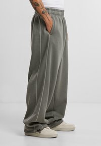 Karl Kani KK OS SIDESTRIPE - Trousers - grey