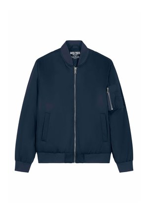 Pilotna jakna temno modre barve z zadrgo spredaj, rebrastim ovratnikom in manšetami, dvema stranskima žepoma ter žepom z zadrgo na levem rokavu.