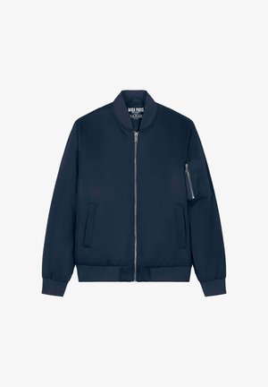 Marineblå bomberjakke med lynlås foran, ribstrikket krave og manchetter, to sidelommer og lynlåslomme på venstre ærme.