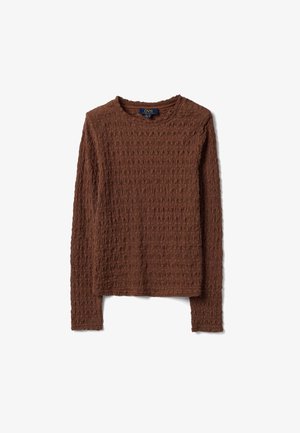 Braunes Langarmshirt mit strukturierter Stoffoberfläche und rundem Ausschnitt, flach auf weißem Hintergrund ausgelegt.