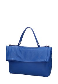 Sac à main en cuir bleu avec une surface texturée, une poignée supérieure unique et une fermeture à rabat. Accents matériels minimalistes.