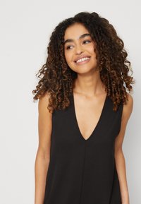 ONLY ONLBIANCA V NECK DRESS - Obleka iz džersija - black