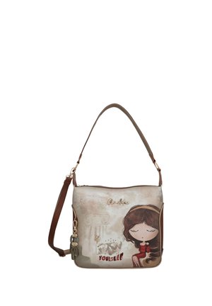 Borsa beige con tracolla marrone, con una ragazza dei cartoni animati con gli occhi chiusi in un vestito rosso e le parole "Conosci te stesso" sul davanti.