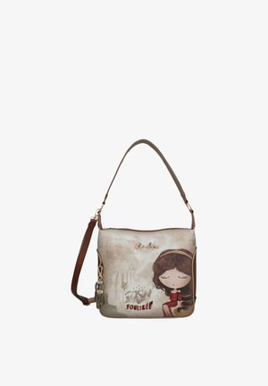 Borsa beige con tracolla marrone, con una ragazza dei cartoni animati con gli occhi chiusi in un vestito rosso e le parole "Conosci te stesso" sul davanti.