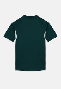 Krótki rękaw, ciemnozielona koszulka sportowa z raglanowymi rękawami i jasnoniebieskimi akcentami po bokach, wykonana z gładkiego, oddychającego materiału.