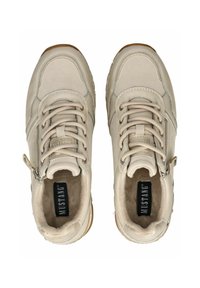 Sneakers beige con tomaia in suede texturizzato, lacci frontali, chiusura con zip laterale e fodera morbida; suola in gomma per aderenza e durata.