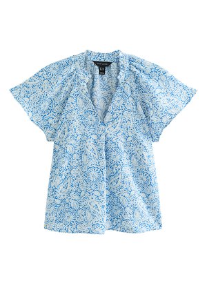 Niebieska bluzka z krótkim rękawem z białym, misternym kwiatowym i liściastym wzorem, dekoltem w serek i lekko marszczonym kołnierzem, oznaczona metką New Look rozmiar 12.