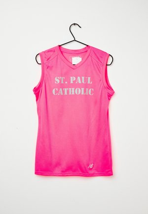 Jasnoróżowa sportowa koszulka bez rękawów na wieszaku z białym nadrukiem "ST. PAUL CATHOLIC" z przodu.