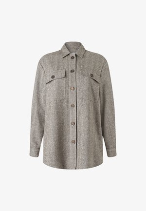 Pánská košile s dlouhým rukávem šedé barvy ve vzoru herringbone, s límcem, zapínáním na knoflíky a dvěma náprsními kapsami s klopami na knoflíky.