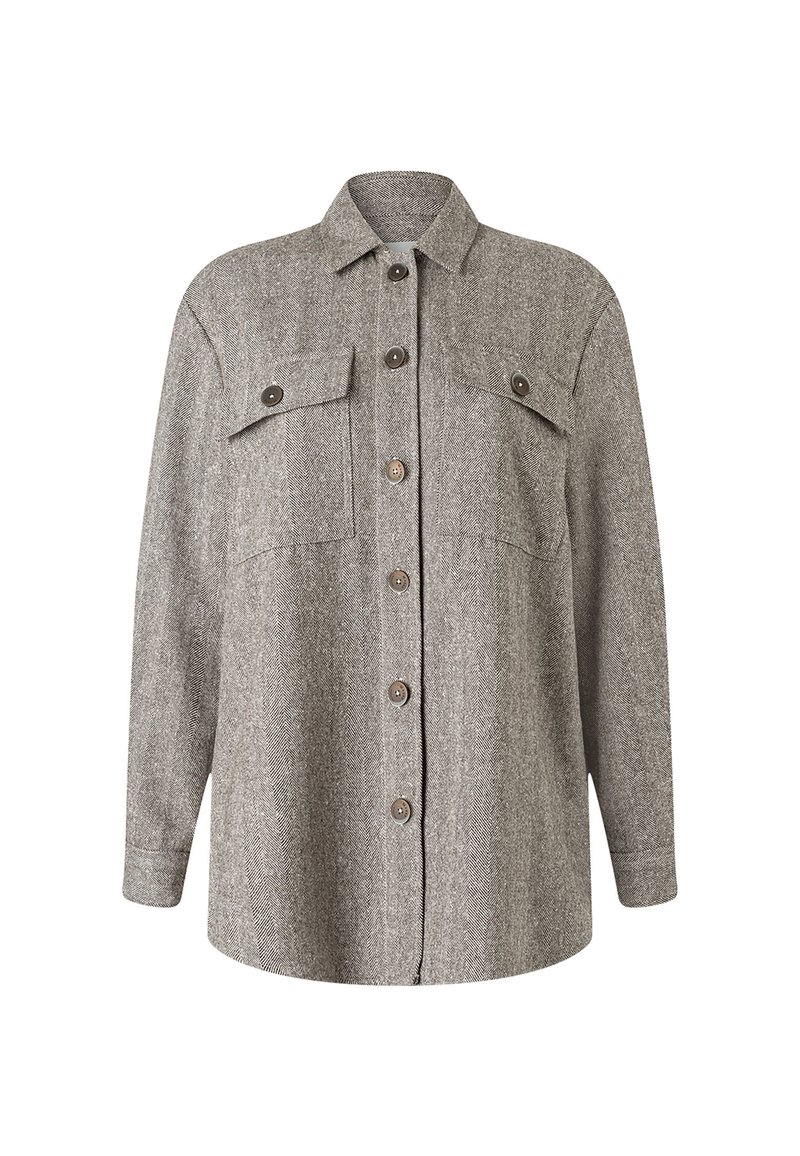 Camisa chaqueta gris de espiga de manga larga con cuello, cierre de botones en la parte delantera y dos bolsillos en el pecho con solapas de botón.