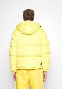 Tommy Jeans ALASKA  - Piumino - warm yellow