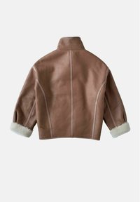 Bruine cropped leren jas met hoge kraag, voorzien van zachte schapenvachtmanchetten en contrasterende lichte naden. Soepele textuur, gestructureerde vorm.