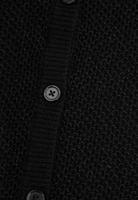 Czarny kardigan z fakturowanym wzorem dzianiny, prążkowanymi wykończeniami na krawędziach oraz czarnymi okrągłymi guzikami z przodu.