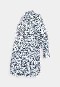 Vestido de maternidade com padrão floral em azul claro, com mangas longas, gola com babados e saia rodada com detalhes franzidos.