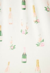 Vitt tyg med en upprepad tryck av champagneflaskor och glas, med mjuka rosa blommor och gröna blad som accentuerar designen.