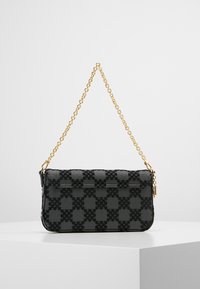 Czarna i szara torebka na ramię z tkaniny, z złotym łańcuszkiem jako paskiem i zamknięciem na zamek błyskawiczny. Kompaktowy, prostokątny kształt z detalami faktury.