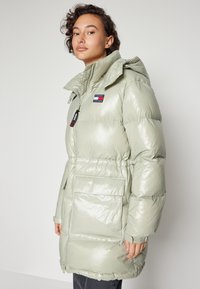 Tommy Jeans ALASKA PUFFER - Abrigo de plumas - faded willow